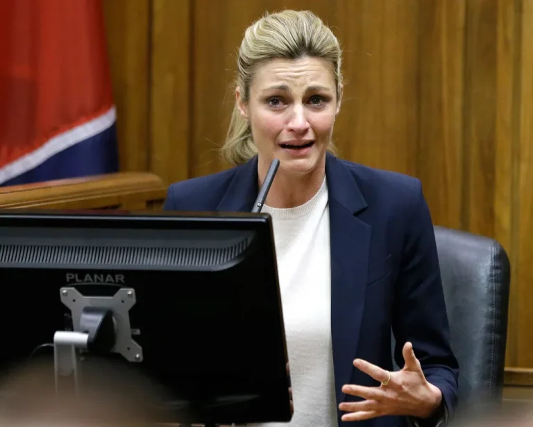 Erin Andrews Wins $55M Verdict, Hotel Pays $27M for Giving Stalker Her Room Number 8 Erin Andrews Wins $55M Verdict, Hotel Pays $27M for Giving Stalker Her Room Number